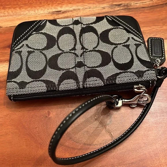 NEW COACH WRISTLET FROM THE SIGNATURE COLLECTION - Picture 7 of 9